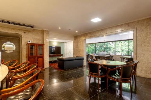 a dining room with a table and chairs at Savassinho Hotel & Residence in Belo Horizonte