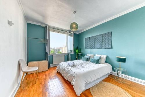 1 dormitorio con paredes azules y 1 cama en una habitación en L'élégant Zola, en Villeurbanne