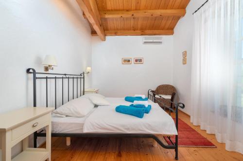 een slaapkamer met een bed met blauwe handdoeken bij Sienna in Buzet