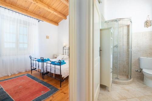 een badkamer met een douche en een bed in een kamer bij Sienna in Buzet