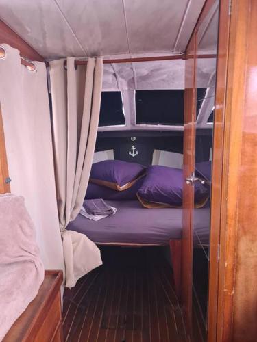 a small bed in the back of a boat at Bateau in Ouistreham