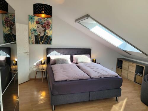 Schlafzimmer mit einem Bett und einem Dachfenster in der Unterkunft Green Hill in Siegburg