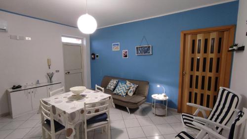 salon ze stołem i kanapą w obiekcie "Stella Marina" Apt - on the coast of Agrigento w mieście Porto Empedocle