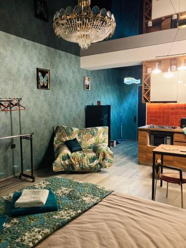 ein Wohnzimmer mit einem Sofa und einem Kronleuchter in der Unterkunft New Star in Tbilisi City