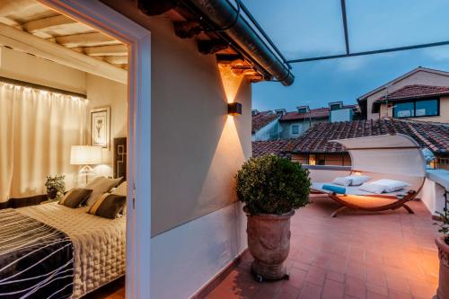 Postel nebo postele na pokoji v ubytování Attico con grande terrazza e vista sulla città