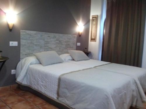 Postel nebo postele na pokoji v ubytování Hostal Suetxe