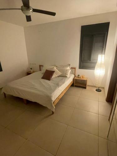 Una cama o camas en una habitación de נגיעה מהים