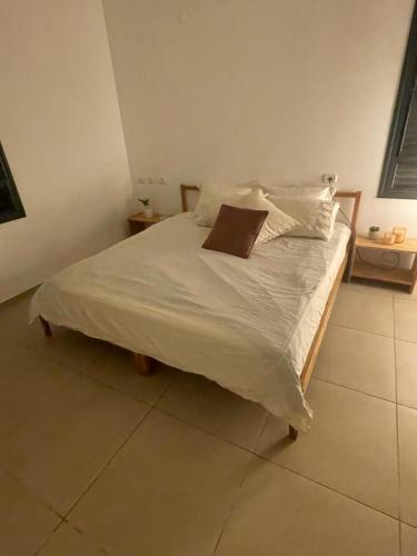 Una cama o camas en una habitación de נגיעה מהים