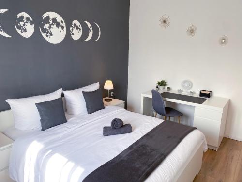 Schlafzimmer mit einem großen weißen Bett und einem Schreibtisch in der Unterkunft Zwei Apartments für Gruppen - Phantasialand, Köln, Bonn in Brühl