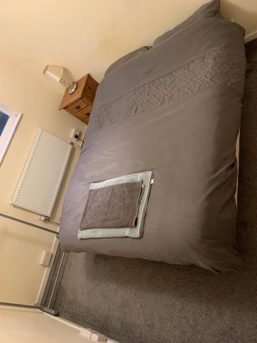 uma cama num pequeno quarto com uma almofada em Single room Eastbourne free WiFi em Polegate