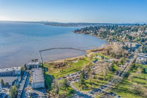 an aerial view of a park next to a body of water at Cheerful Kirkland Home w&AC Big Yard,Walk to Beach in Kirkland