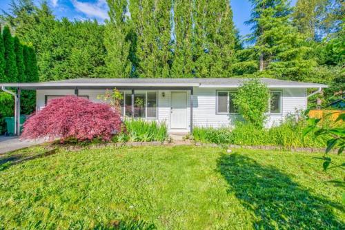 a white house with a yard at Cheerful Kirkland Home w&AC Big Yard,Walk to Beach in Kirkland