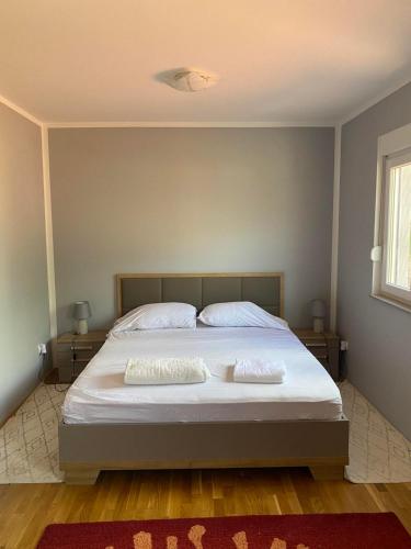 sypialnia z łóżkiem z 2 poduszkami w obiekcie Apartman Jana w mieście Trebinje