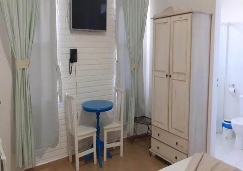 ペーニャにあるHotel Maricáの部屋のバスルームに青いスツールがある