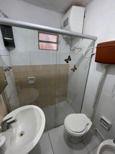 a bathroom with a shower and a toilet and a sink at MARVIR en Alvorada in Barra del Chuy