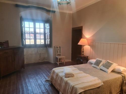 - une chambre avec un lit et 2 serviettes dans l'établissement CASA RURAL PALACIO CONDE DE ALDANA con piscina entre encinares y dehesas, à Terradillos