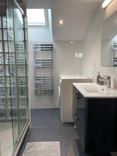 La salle de bains blanche est pourvue d'un lavabo. dans l'établissement Saint Raphaël, Terrasse, superbe vue mer, à Saint-Raphaël