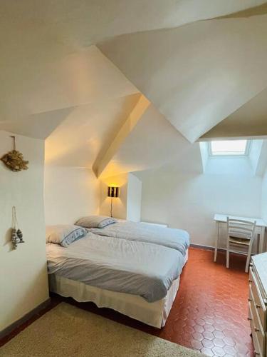 une chambre avec un grand lit dans un grenier dans l'établissement Saint Raphaël, Terrasse, superbe vue mer, à Saint-Raphaël