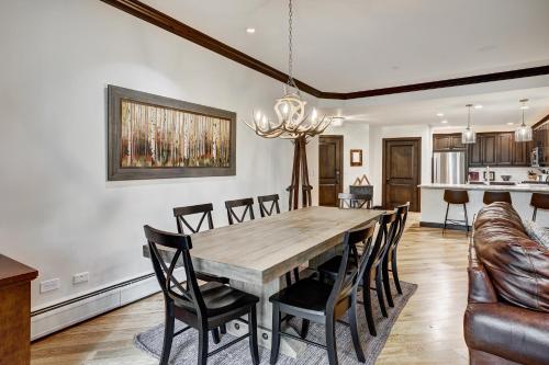 Гостиная зона в Comfort at Arrowhead Village - Steps from the lift condo