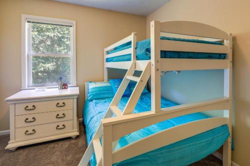 Poschodová posteľ alebo postele v izbe v ubytovaní Charming Emerald Isle Escape Less Than 1 Mi to Beach!