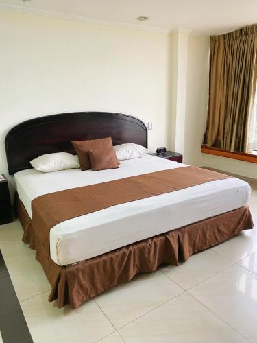 a bedroom with a large bed in a room at Hotel Ramada in Guayaquil