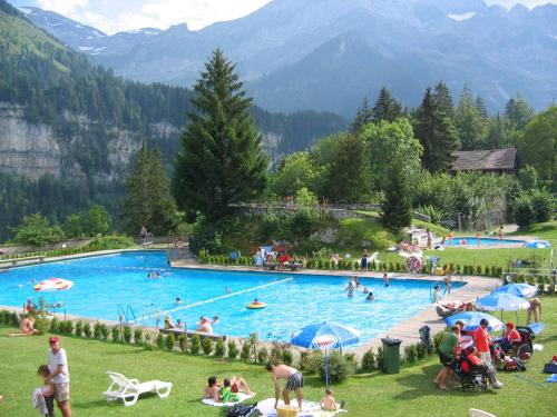 eine Gruppe von Personen in einem großen Schwimmbad in der Unterkunft Chalet Courage in Champéry