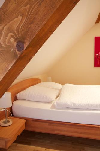 - 2 lits dans une chambre mansardée dans l'établissement Le Grenier Des Arômes Au Domaine Wittmann, à Mittelbergheim