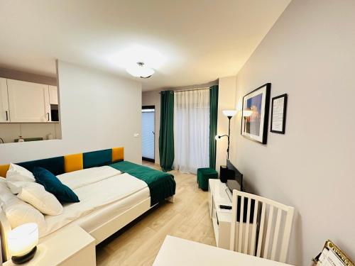 een slaapkamer met een bed en een bureau in een kamer bij Kraków Apartments - Solna Studio & Apartments in Krakau