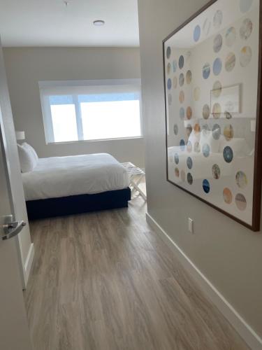 a bedroom with a bed and a wall with a mirror at Art House Hotel in Santa Rosa