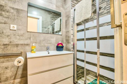 a bathroom with a sink and a mirror at Acogedor Loft Centro Murcia in Murcia