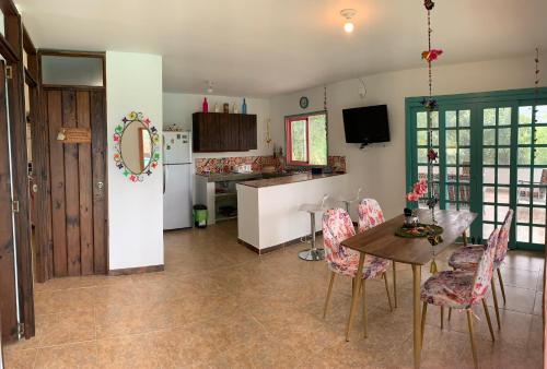 cocina y comedor con mesa y sillas en Finca en Salento en Salento
