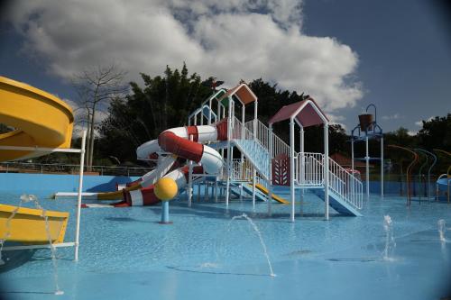 un parco acquatico con scivolo in acqua di Hotel Fazenda Ararita a Porto Feliz