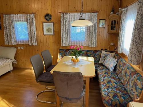 Troadkastn Familie Fritz في Passail: غرفة معيشة مع طاولة وأريكة