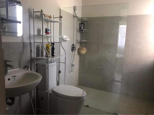 La salle de bains est pourvue d'une douche, de toilettes et d'un lavabo. dans l'établissement Tropical Vacation Home Getaway, à San Juan