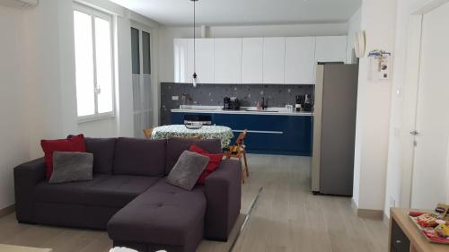 un soggiorno con divano e una cucina di Seveso appartamento nuovo tra Milano, Monza e Como a Seveso