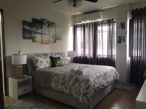 een slaapkamer met een bed met twee handdoeken erop bij Tropical Vacation Home Getaway in San Juan