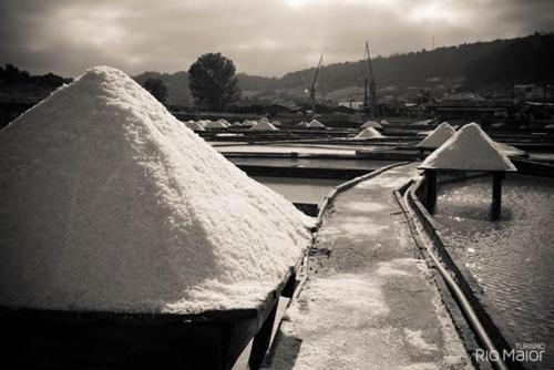 a pile of snow on the side of a dock at Hotel Paulo VI in Rio Maior