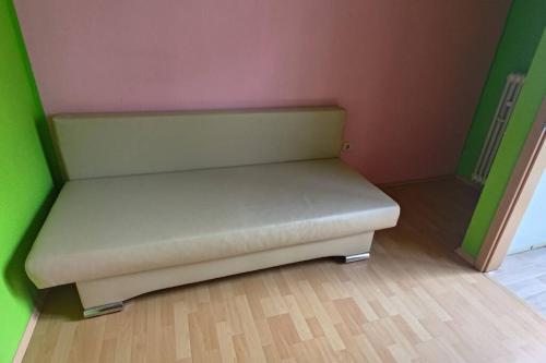 a bed in a room with a green and pink wall at 60qm-Wohnung im 2. OG mit Balkon in Duisburg