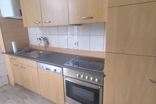 Dapur atau dapur kecil di 60qm-Wohnung im 2. OG mit Balkon