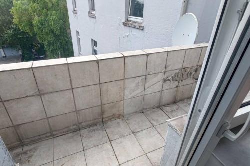 an outside view of a wall with a toilet on a balcony at 60qm-Wohnung im 2. OG mit Balkon in Duisburg