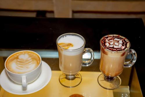 dos tazas de café sentadas encima de una mesa en Tana Garden Hotel, en Garissa