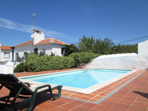 ein Pool vor einem Haus in der Unterkunft Vila Casa Do Sobral in Óbidos