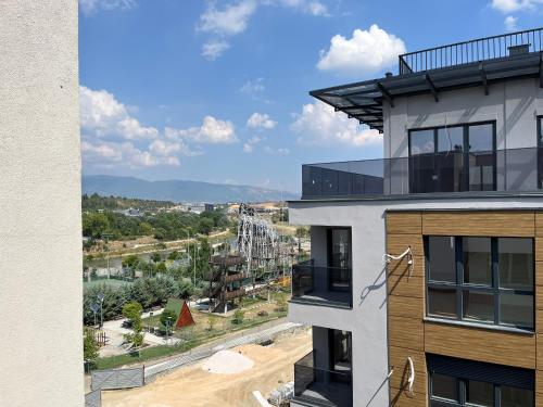 uma vista para um estaleiro de construção a partir de um edifício em Artemis Apartment - nice, family friendly and cozy em Skopje