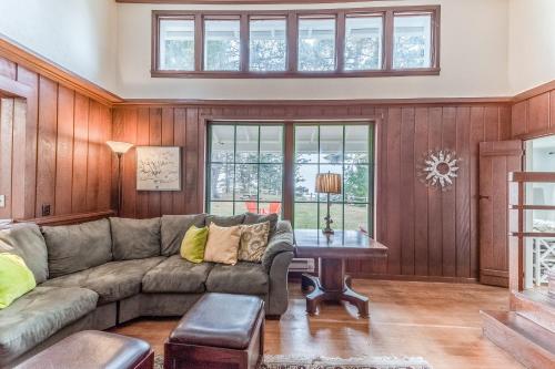 una sala de estar con un sofá y una mesa en Seaside Meadow, en Trinidad