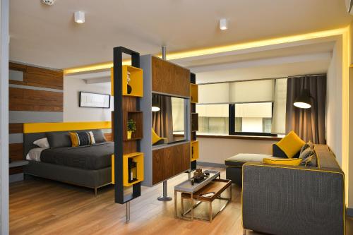 ein Wohnzimmer mit einem Bett und einem Sofa in der Unterkunft Spil Suites in Izmir
