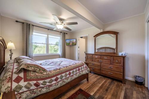 1 dormitorio con cama, tocador y espejo en Farm living at it's best!, 