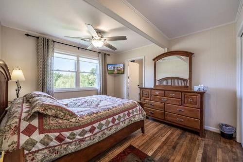 Un dormitorio con una cama, una cómoda y un espejo. en Farm living at it's best!, en Pratts