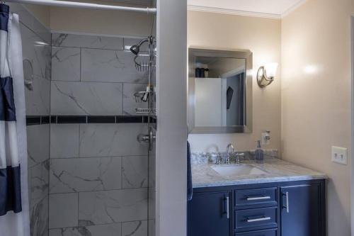 Un baño con ducha, lavabo y espejo. en Farm living at it's best!, en Pratts