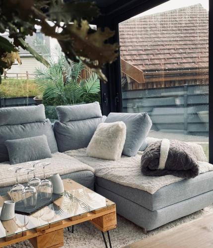 a living room with a couch and a coffee table at Un havre de quiétude au cœur des Montagnes in Métabief