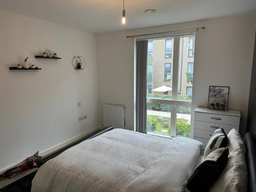 Ένα ή περισσότερα κρεβάτια σε δωμάτιο στο Deluxe Spacious Room Near London Bridge!